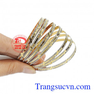 Sản phẩm dễ dàng kết hợp cùng nhiều kiểu trang phục dù công sở hay dự tiệc. Vòng tuần vàng sang trọng