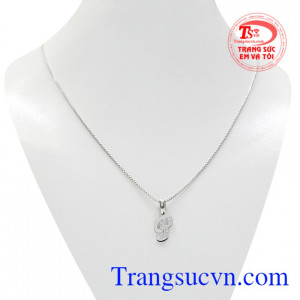 Bộ mặt chữ P vàng trắng là sự kết hợp giữa mặt dây chữ hợp thời trang và dây chuyền vàng trắng chất lượng.