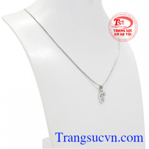 Mặt dây chữ đang là xu hướng mẫu trang sức hiện nay và không bao giờ bị lỗi mốt.