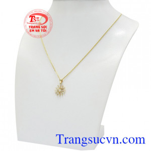 Bộ mặt dây này dễ dàng kết hợp cùng nhiều kiểu trang phục, hợp thời trang.