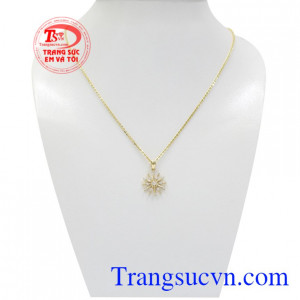 Bộ mặt dây nữ ấn tượng được chế tác độc đáo tôn lên vẻ đẹp duyên dáng và thanh tú cho người đeo.
