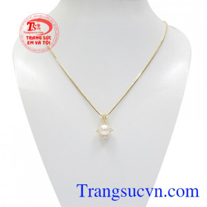 Bộ mặt ngọc trai kiêu sa là sự kết hợp hoàn mỹ giữa mặt dây ngọc trai óng ánh và dây chuyền vàng chất lượng.