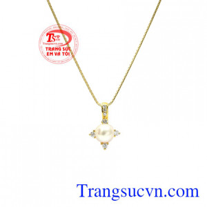 Do đó, các sản phẩm trang sức gắn ngọc trai được nhiều các quý bà yêu thích.
