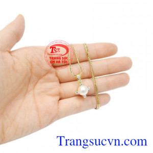 Bộ mặt ngọc trai kiêu sa mang đến vẻ sang trọng và quý phái cho phái đẹp.