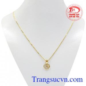 Bộ mặt trái tim chung thủy là sự kết hợp giữa mặt dây chuyền trái tim xinh xắn và dây chuyền vàng tinh tế.