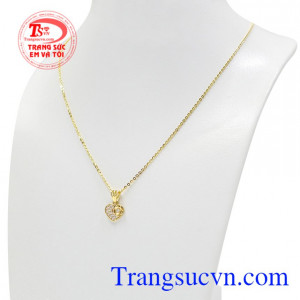 Bộ mặt dây hợp thời trang và dễ dàng kết hợp với nhiểu kiểu trang phục với phong cách khác nhau.