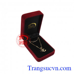 Sản phẩm chế tác từ vàng tây 10k bền đẹp, sáng bóng. Bộ trang sức chữ BC