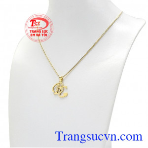 Sản phẩm dễ dàng kết hợp cùng nhiều kiểu trang phục. Bộ trang sức chữ BC
