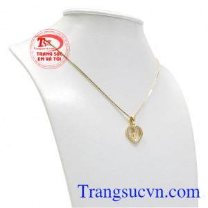 Bộ trang sức chữ V tinh tế vừa dịu dàng, vừa nữ tính. 