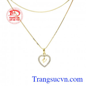 Bộ sản phẩm chế tác từ vàng tây mang tới sự bền đẹp và sáng bóng. Bộ trang sức chữ V tinh tế