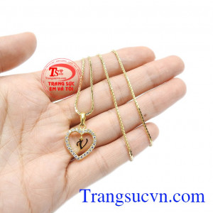 Sản phẩm có thể đặt chế tác theo yêu cầu. Bộ trang sức chữ V tinh tế