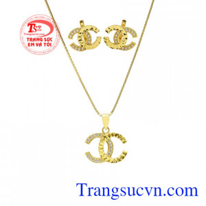 Trang sức vàng từ lâu đã quá quen thuộc với nữ giới.