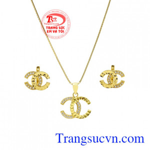 Bộ trang sức vàng thời thượng mang đến vẻ sang trọng và đầy phong cách đến cho người đeo.