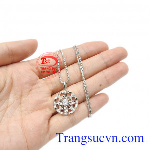 Các chi tiết hài hòa và trang nhã. Bộ trang sức vàng trắng thời trang