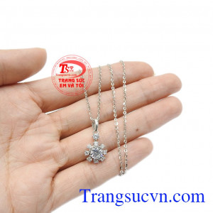 Sản phẩm phù hợp với nhiều kiểu trang phục. Bộ trang sức vàng trắng tinh tế
