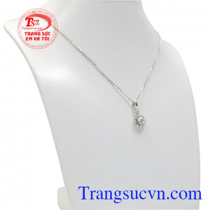Bộ trang sức vàng trắng tinh tế đang được rất nhiều chị em yêu thích.