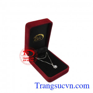 Sản phẩm được giao hàng toàn quốc, thanh toán an toàn. Bộ trang sức vàng trắng tinh tế