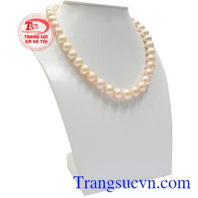 Những viên ngọc trai óng ánh, to tròn tạo nên vẻ quý phái và kiều diễm cho phái đẹp.