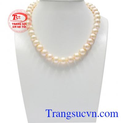 Chuỗi cổ ngọc trai diễm lệ mang đến cho người đeo vẻ đẹp thanh lịch và duyên dáng.