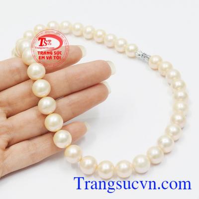 Chuỗi cổ ngọc trai diễm lệ.