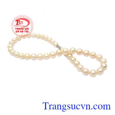 Chuỗi cổ ngọc trai diễm lệ tinh tế.