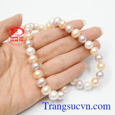 Chuỗi cổ ngọc trai màu sắc.