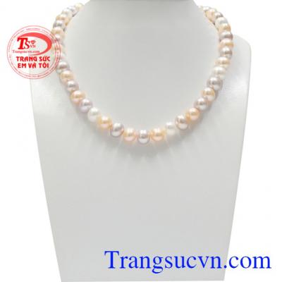 Chuỗi cổ ngọc trai màu sắc độc đáo và mới lạ tôn lên vẻ kiêu sa cho người đeo.