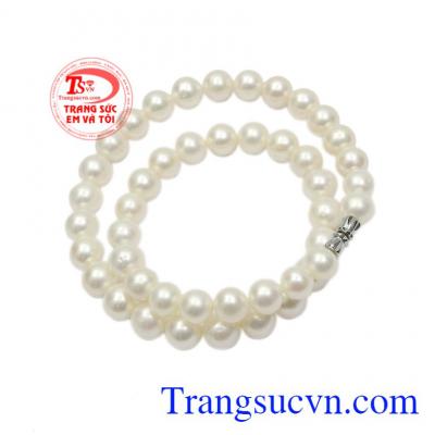 Chuỗi cổ ngọc trai thanh lịch chất lượng.