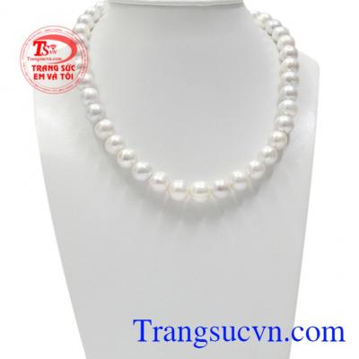 Chuỗi cổ ngọc trai tinh tế mới mẻ, sáng bóng tôn lên vẻ thanh lịch và thời trang cho nữ giới.