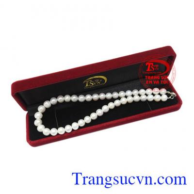 Chuỗi cổ ngọc trai tinh tế.