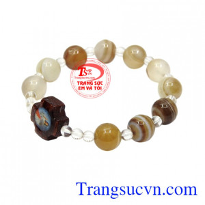 Không chỉ vậy chuỗi tay đá mã não còn đem lại nhiều may mắn về tài lộc đến cho người đeo.