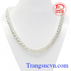 Dây chuyền bạc phái mạnh được chế tác tinh xảo, hợp thời trang.