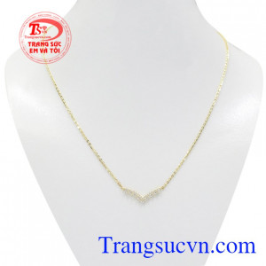 Dây chuyền cô nàng thanh lịch được chế tác công phu tạo nên một sản phẩm lấp lánh và thời thượng.