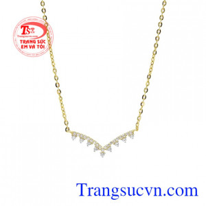 Dây chuyền cô nàng thanh lịch mang đến vẻ đẹp thu hút cho người đeo.
