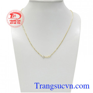 Dây chuyền ngôi sao may mắn là thích hợp cho những cô gái theo phong cách duyên dáng, nữ tính.