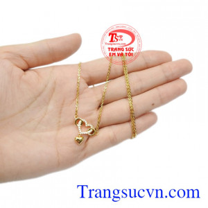 Dây chuyền trái tim đong đầy trao yêu thương hạnh phúc.