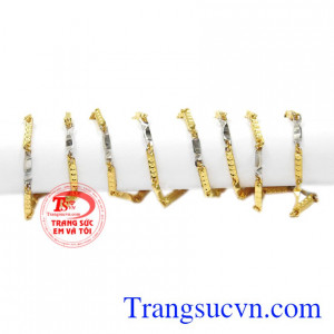 Bởi trang sức vàng sẽ tạo độ sáng trên khuôn mặt người dùng.