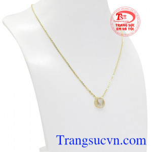 Chiếc dây chuyền này tôn lên vẻ nữ tính mà vô cùng thời trang cho phái đẹp.