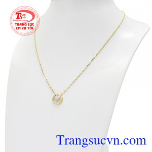 Sản phẩm hiện đang là mẫu dây chuyền xu hướng, còn dễ dàng kết hợp cùng nhiều kiểu trang phục. 