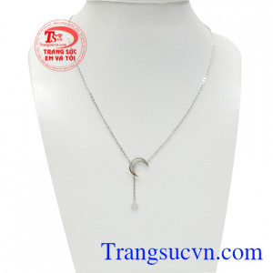 Dây chuyền vàng trắng trăng sao là sự lựa chọn hoàn hảo cho các cô gái yêu thích phong cách nữ tính.