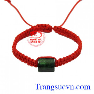 Về phương diện sức khỏe, ngọc cẩm thạch giúp điều hòa huyết áp, đào thải các chất độc ra ngoài cơ thể đem đến nhiều điều tích cực đến cho người đeo.