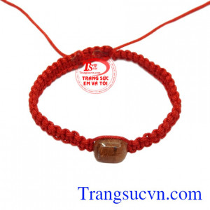 Đá thạch anh tóc giúp tăng lưu thông khí huyết, mang đến nhiều năng lượng tích cực cho người đeo.