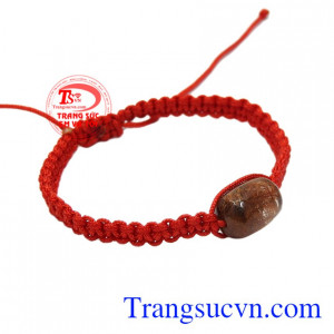 Sản phẩm đeo hợp phong thủy, dễ dàng kết hợp cùng nhiều kiểu trang phục.