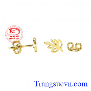 Thiết kế đôi bông tai kiểu dáng nhỏ nhắn, dễ dàng kết hợp cùng nhiều kiểu trang phục dù đi chơi hay đi làm. Đôi bông tai chiếc lá hy vọng