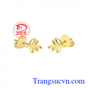 Chiếc lá là biểu tượng thuộc về tự nhiên, khiến người dùng liên tưởng tới sức sống mạnh mẽ, bình dị và tươi trẻ. Đôi bông tai chiếc lá hy vọng