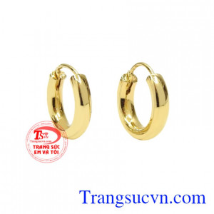 Đôi hoa tai vàng trơn đẹp hiện đang là sản phẩm xu hướng hiện nay.