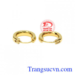 Đôi hoa tai nhỏ xinh sẽ giúp cho các cô gái tự tin thể hiện cá tính và nổi bật hơn.