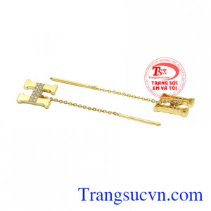 Hoa tai chữ mang đến vẻ thời thượng và không bao giờ bị lỗi mốt, thích hợp với mọi trang phục.