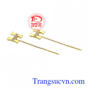 Đôi hoa tai này sẽ giúp cho gương mặt của người đeo trông sáng hơn, tạo điểm nhấn thu hút cho phái đẹp.