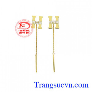 Hoa tai nữ vàng chữ H được chế tác độc đáo tôn lên vẻ nữ tính và vô cùng hợp thời trang.